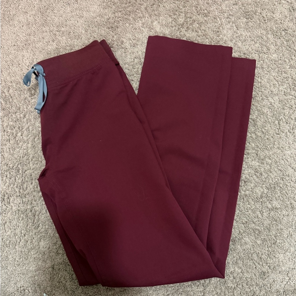 Woman Figs maroon bottoms
